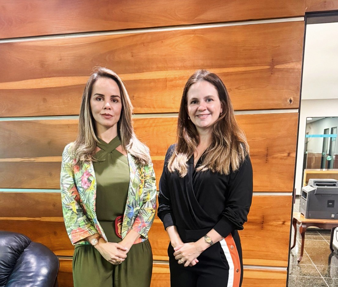 Presidente Nathália Arantes (dir.)* recebe delegada Sabrina Leles na Asmego – Fotos, inclusive da home:* Comunicação
